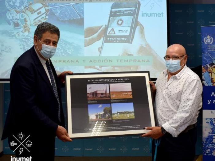 Gte. Tec. Tte. Cnel. Yamandú Morán entrega reconocimiento a Jefe de Estación Mercades, S. Daniel Romero. 